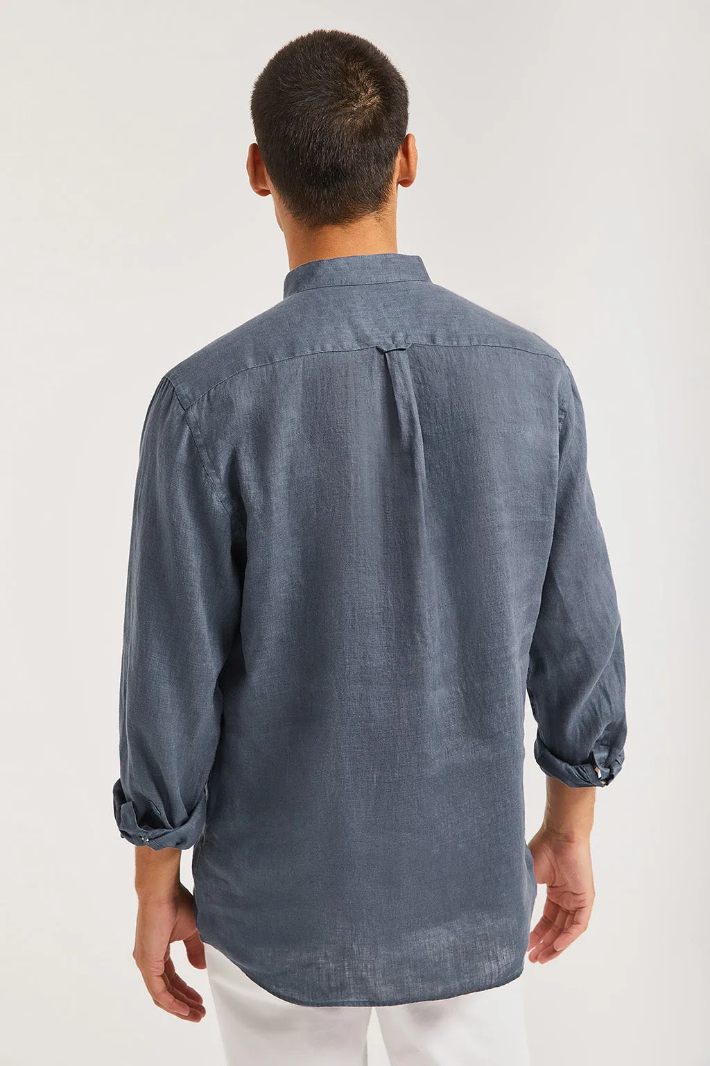 Camisa polera de lino azul denim con cuello mao