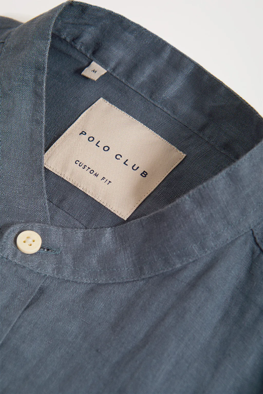 Camisa polera de lino azul denim con cuello mao