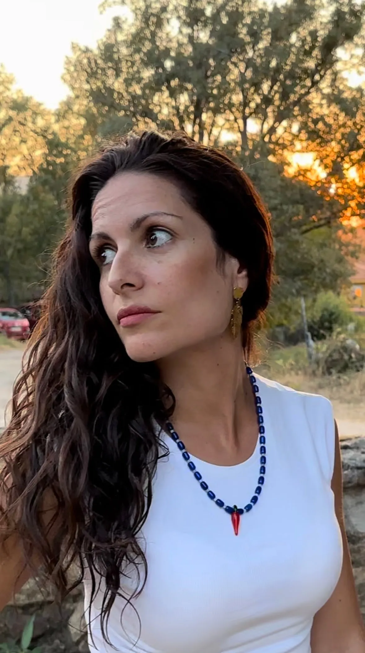 Collar con cerámica azul, piedra agata de árbol y chili de cristal