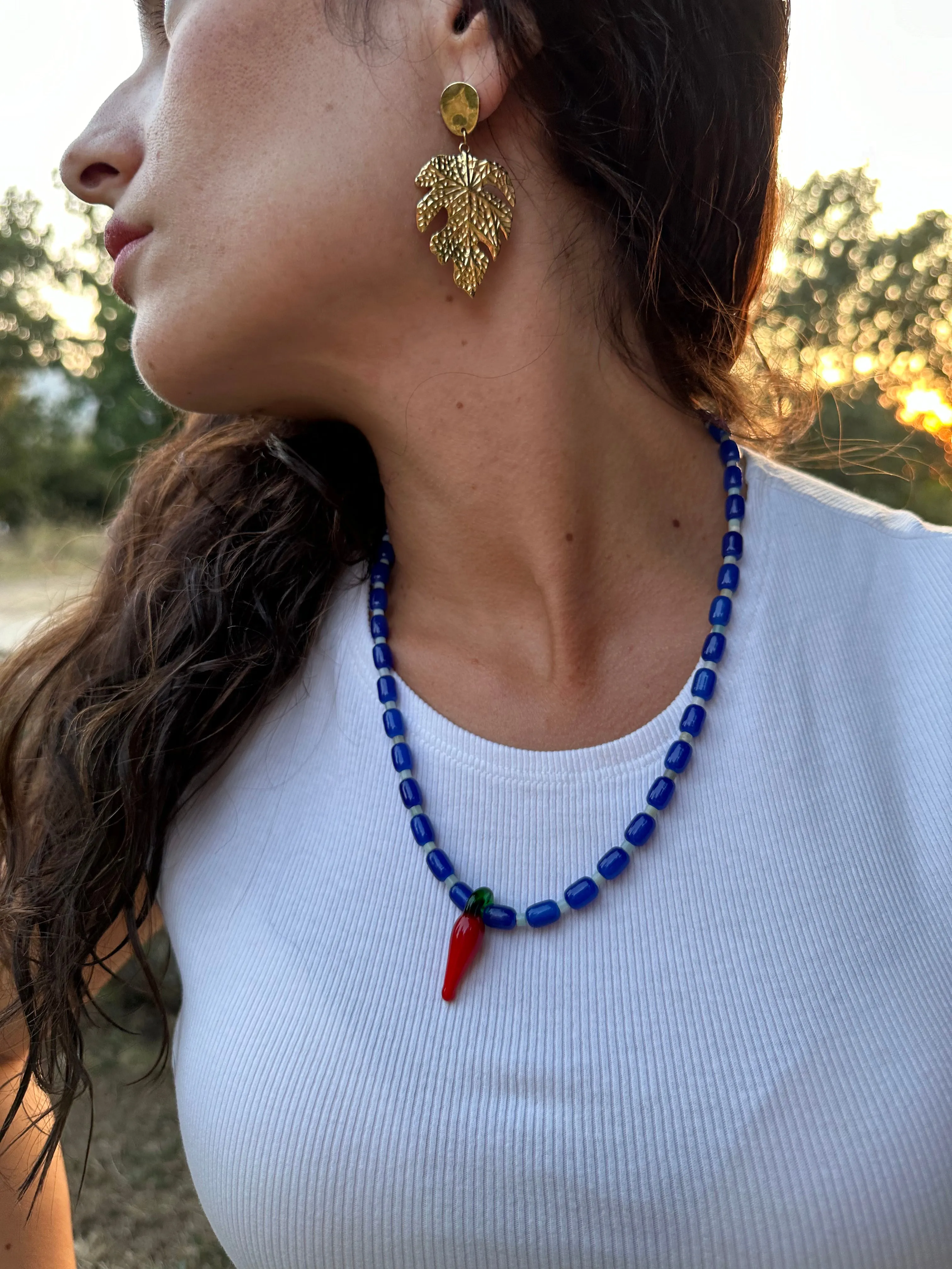 Collar con cerámica azul, piedra agata de árbol y chili de cristal