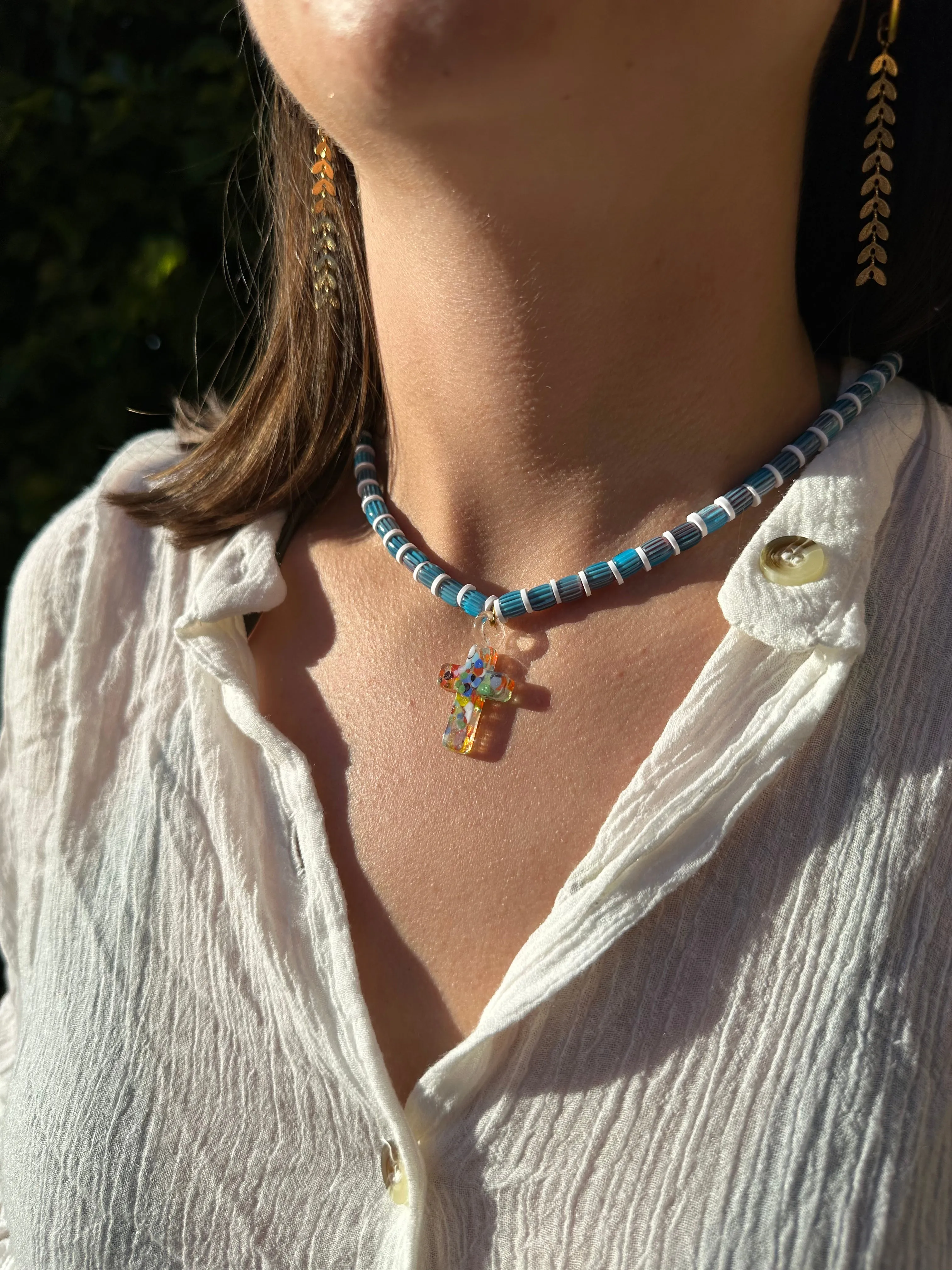 Collar con cerámica azul y arcilla polimérica blanca con cruz de cristal