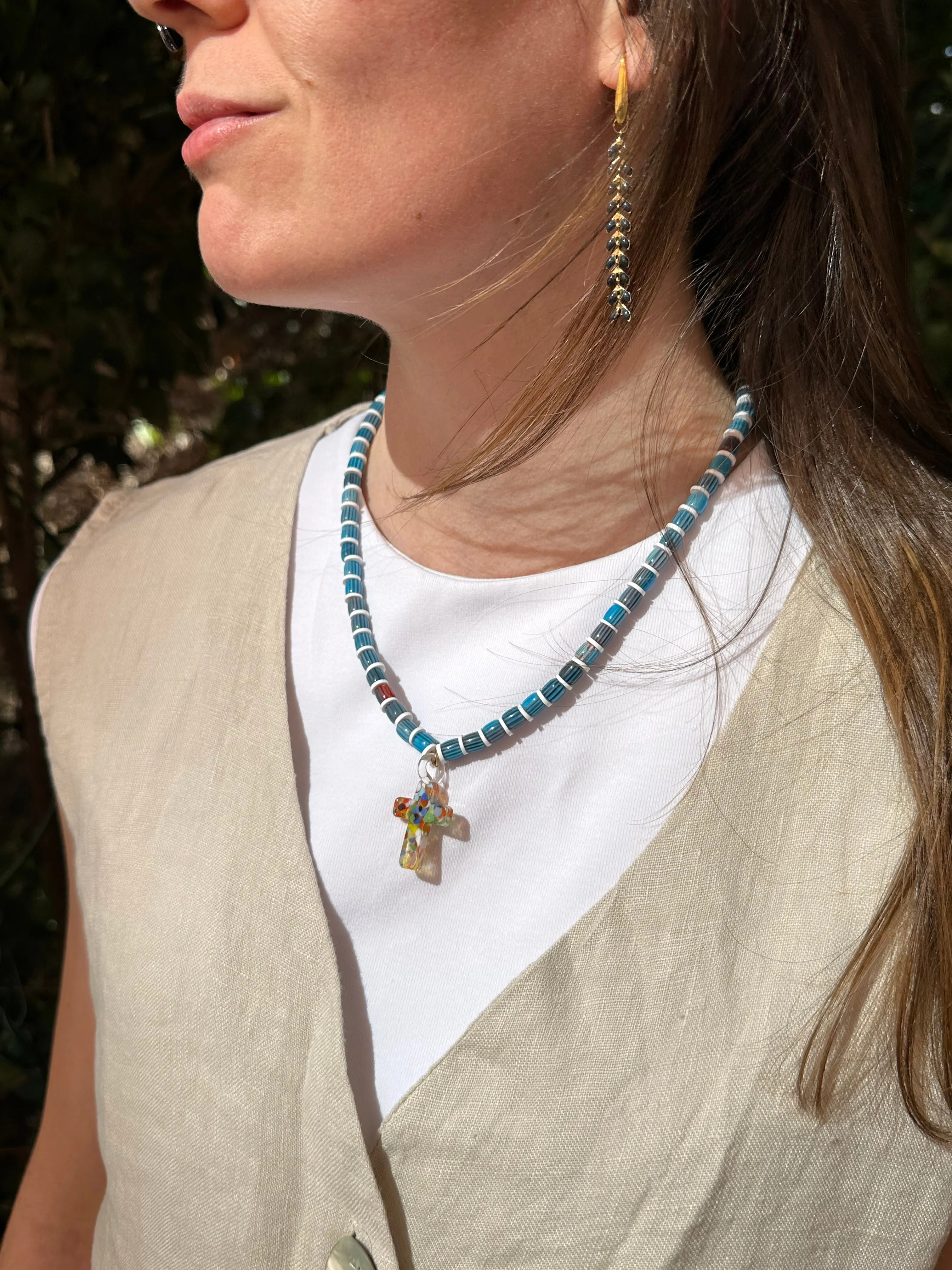 Collar con cerámica azul y arcilla polimérica blanca con cruz de cristal