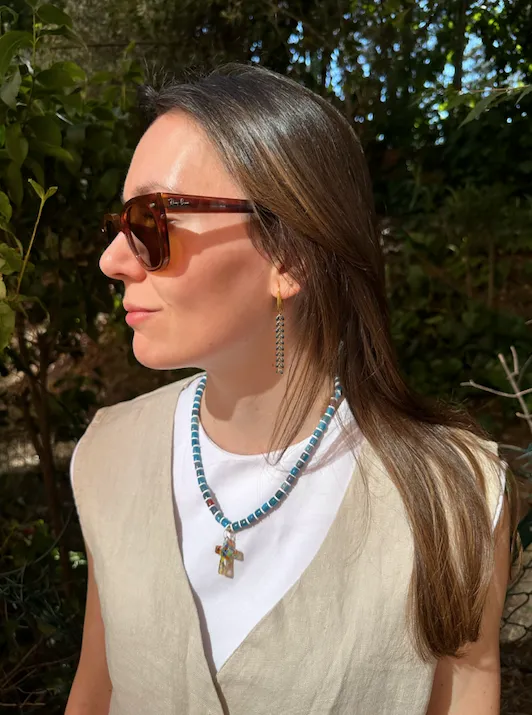 Collar con cerámica azul y arcilla polimérica blanca con cruz de cristal