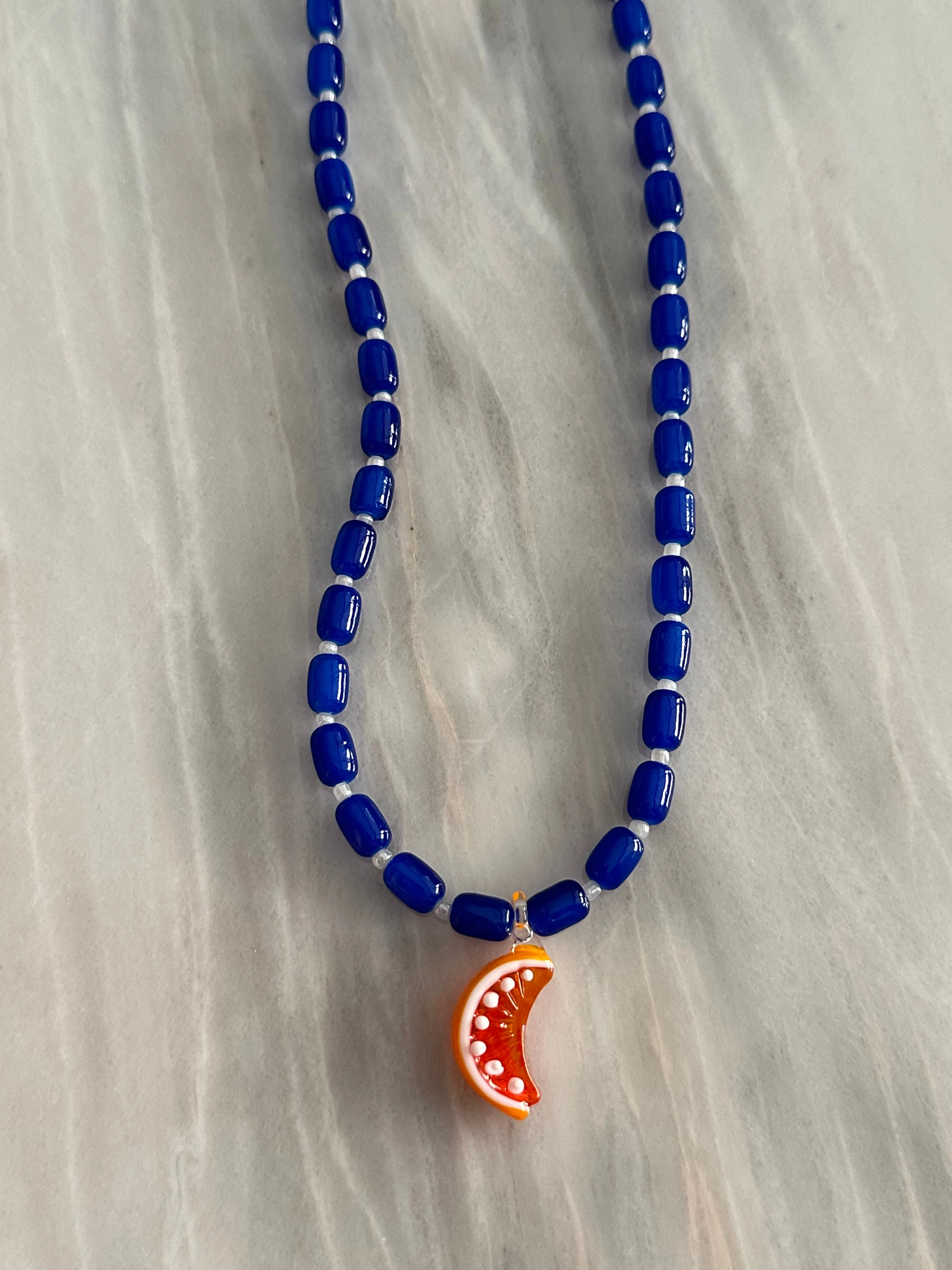 Collar con cerámica azul y naranja de cristal de murano